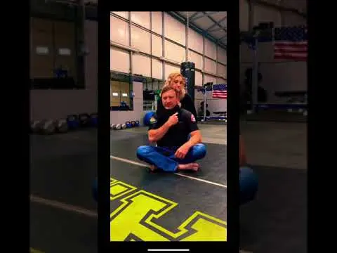 “The rear naked choke” #rearnakedchoke #womensselfdefense #selfdefensetechniques #jiujitsukids