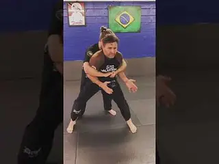 “Bear hug defense” 🐻 #jiujitsuselfdefense #womensselfdefense #bearhugdefense