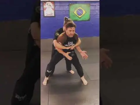 “Bear hug defense” 🐻 #jiujitsuselfdefense #womensselfdefense #bearhugdefense