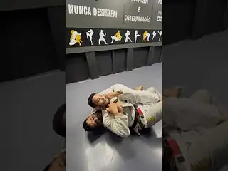 Saída da pegada de costas posicionando o peso do corpo sobre o adversário.