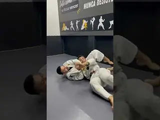 Transição para arm lock através do controle de Kimura no crucifixo.