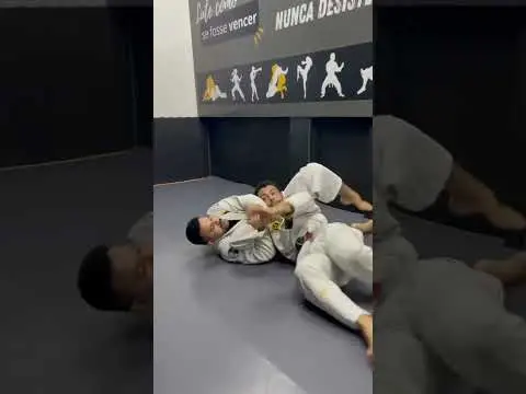 Transição para arm lock através do controle de Kimura no crucifixo.