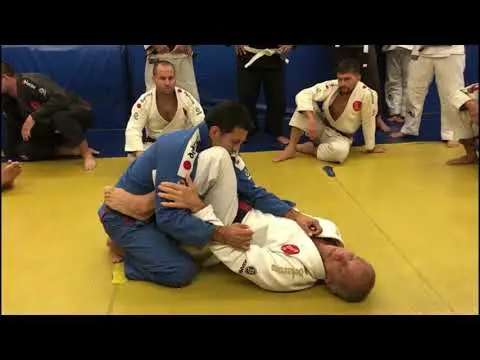 Chave de braço com variação para o Omoplata