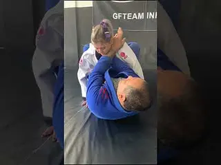 estrangulamento  dentro da guarda