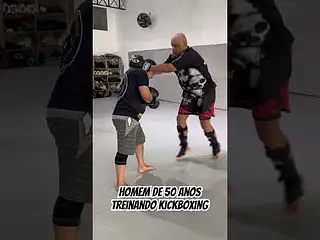 Homem de 50 anos treinando luta #kickboxing #hapkido #taekwondo #muaythai #bjjlifestyle