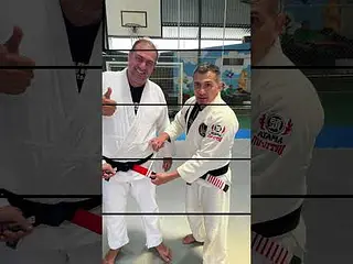 O professor Legionário 01 Iranilson Lima  concede à Faixa Preta 2 Grau ao Legionário Alexandre