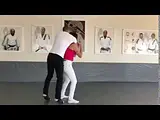 Mulher preparada arremessa agressor!!!